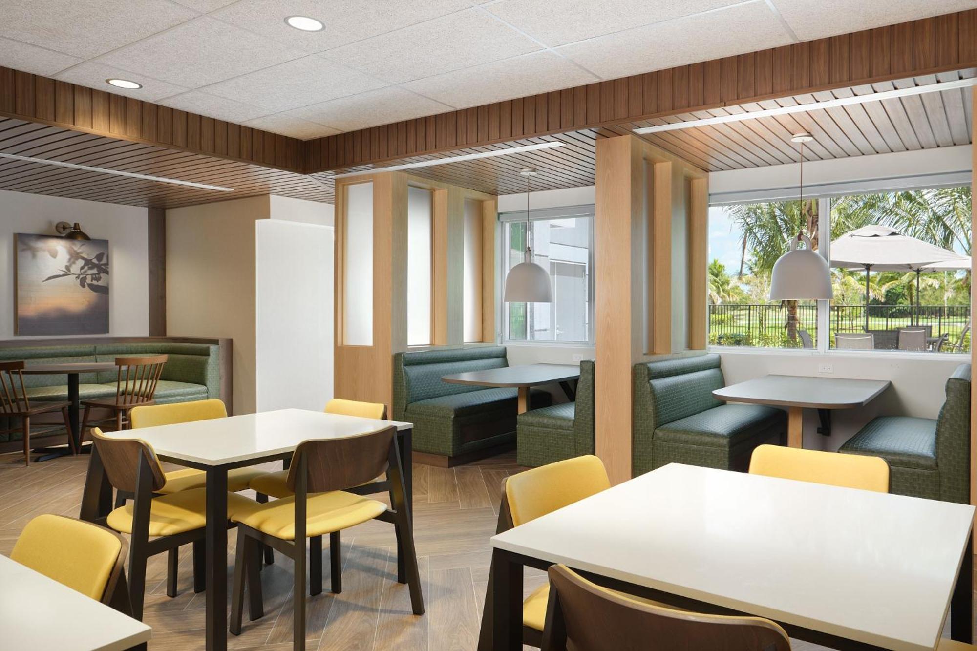 Hotel Fairfield & By Marriott Lauderdale Northwest 2*